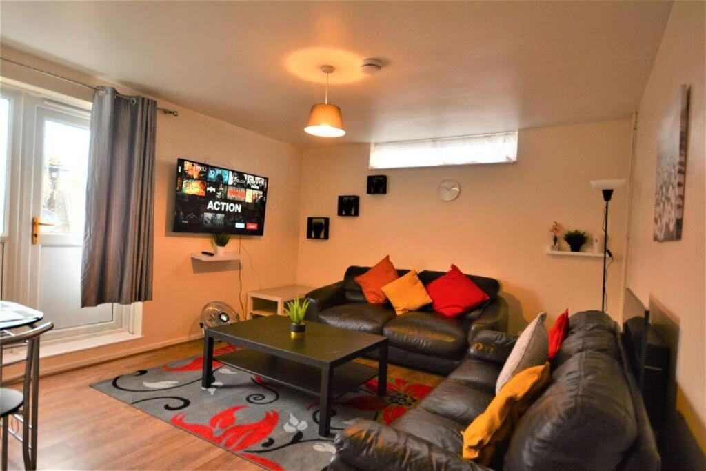 Spacious 2Bedroom Condo With Patio By Excel Centre Лондон Екстер'єр фото