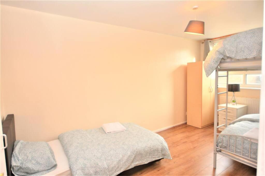 Spacious 2Bedroom Condo With Patio By Excel Centre Лондон Екстер'єр фото