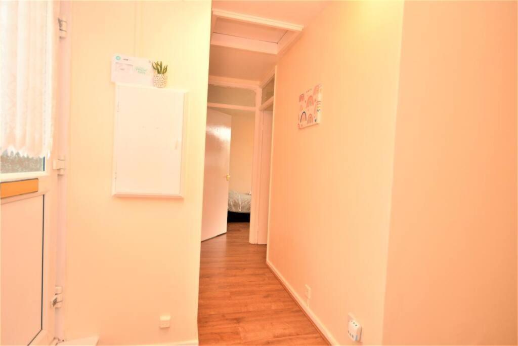 Spacious 2Bedroom Condo With Patio By Excel Centre Лондон Екстер'єр фото