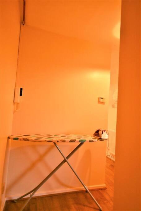 Spacious 2Bedroom Condo With Patio By Excel Centre Лондон Екстер'єр фото