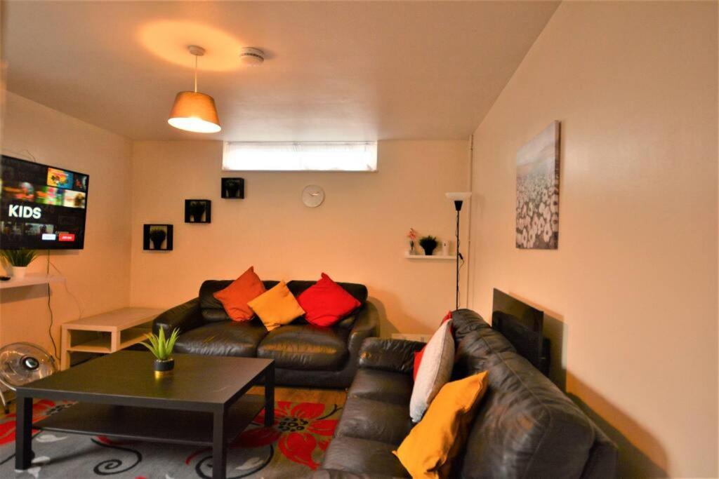 Spacious 2Bedroom Condo With Patio By Excel Centre Лондон Екстер'єр фото